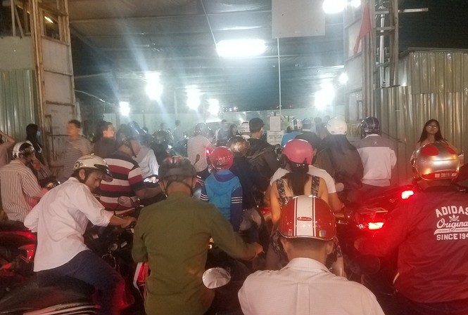 Nhiều bãi giữ xe 'chặt chém' khách tới đường hoa Sài Gòn Các bãi giữ xe lớn luôn đông nghẹt người vào gửi xe máy.