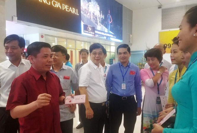 Sân bay Tân Sơn Nhất chậm hơn 400 chuyến trong 6 ngày giáp Tết Bộ Trưởng Nguyễn Văn Thể chúc Tết và tặng lì xì cho nhân viên phục vụ tại sân bay Tân Sơn Nhất.