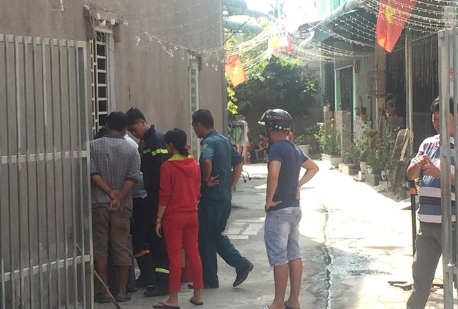 Người đàn ông ôm bình gas cố thủ trong nhà đòi gặp vợ Lực lượng chức năng tiếp cận căn nhà.