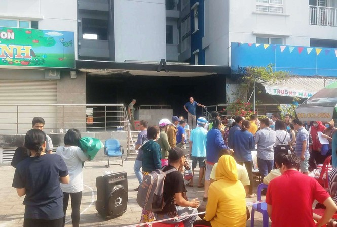 Cư dân chung cư Carina tố chủ đầu tư vô trách nhiệm sau vụ cháy Người dân xếp hàng đợi lên căn hộ lấy tài sản.