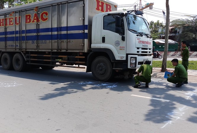 Bị xe tải kéo lê 20 mét, người phụ nữ tử vong Lực lượng chức năng điều tra vụ việc.