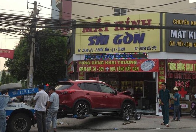 Thót tim chứng kiến 'xe điên' đâm rầm vào tiệm mắt kính Hiện trường tai nạn.