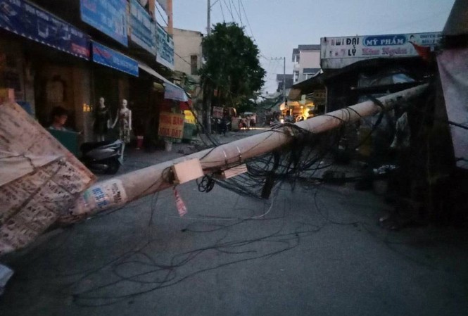 Trụ điện đổ ngang đường, hàng trăm hộ dân ở Sài Gòn mất điện Trụ điện gãy đổ chắn ngang đường.
