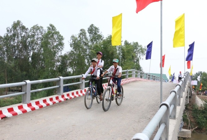Cầu nông thôn kết nối giao thông huyện biên giới của Long An Cầu nông thôn giúp kết nối giao thông các khu vực còn khó khăn.