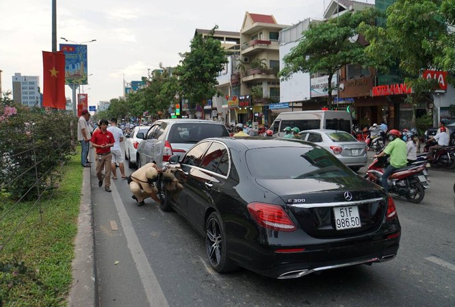 Cửa ngõ sân bay Tân Sơn Nhất kẹt cứng do tai nạn liên hoàn Hiện trường vụ tai nạn.