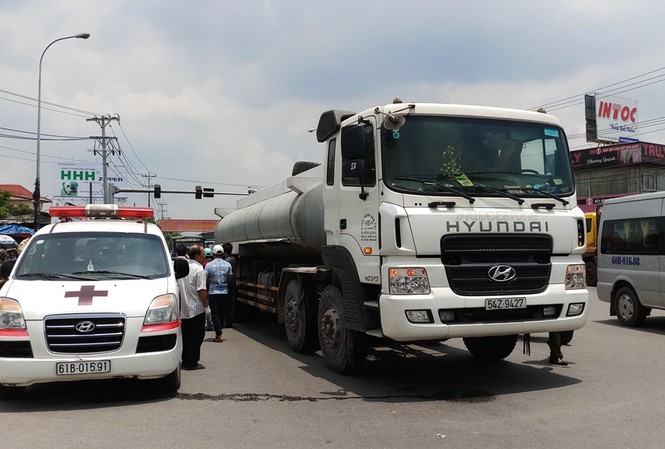 Va chạm với xe bồn, đôi nam nữ thương vong Hiện trường tai nạn.
