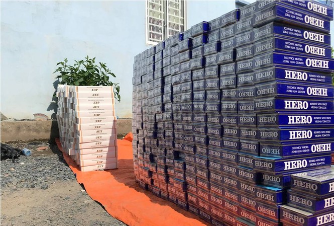 Phá đường dây buôn thuốc lá lậu xuyên quốc gia Hơn 1.200 cây thuốc lá lậu bị tịch thu.