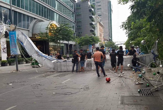 Cổng chào phố đi bộ Nguyễn Huệ ngã đè người đi xe máy Hiện trường vụ việc.