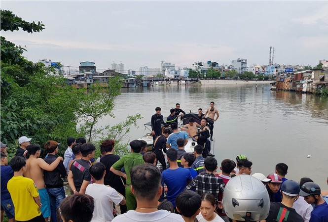 Bé trai 8 tuổi đuối nước khi theo bạn tắm kênh ở Sài Gòn Khu vực bé trai 8 tuổi mất tích.