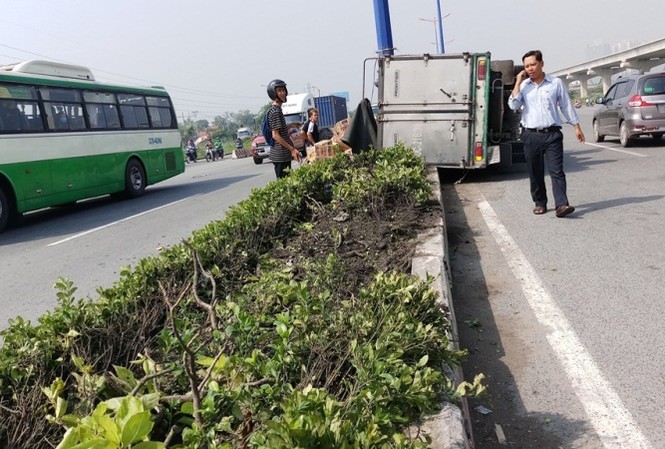 Xe tải lật ngang, cày nát dải phân cách trên xa lộ Hà Nội Hiện trường tai nạn.