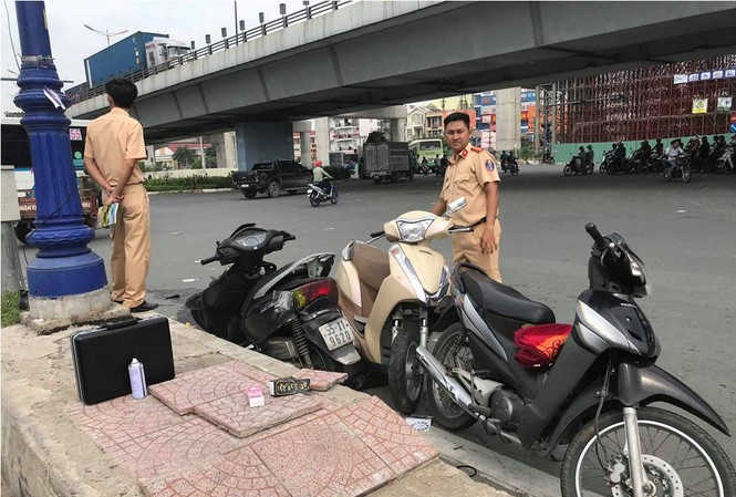 Ô tô 7 chỗ tông văng 3 xe máy, bé gái 4 tuổi nhập viện Ba xe máy bị tông hư hỏng.