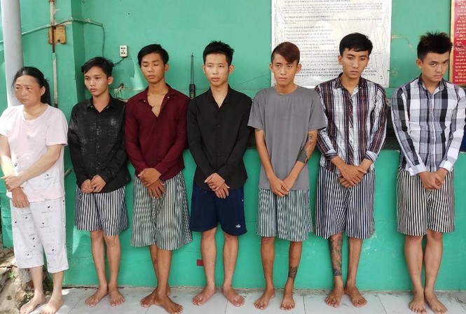 Dẫn 'quân' vây đánh dã man 2 phụ nữ vì... bênh mẹ Ba mẹ con cùng nhóm bạn tại công an.
