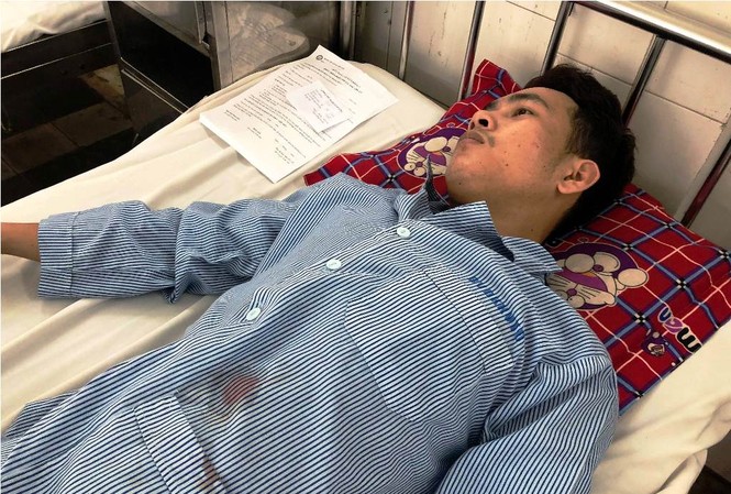 Ba người bị thương khi bắt cướp: Nếu không tước dao hậu quả khó lường Anh Tùng bị đâm đứt động mạch chủ tay trái.