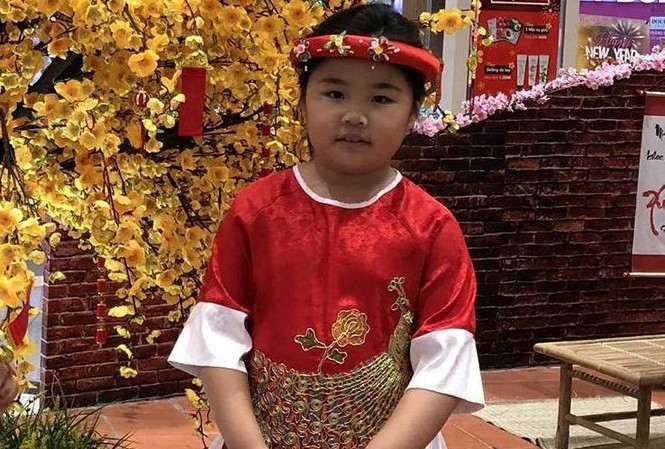Bé gái 8 tuổi bị bạn lạ dẫn đi rồi mất tích khi chơi ở Đầm Sen Chị Thảo mong người dân báo tin khi thấy bé D. qua số điện thoại: 0946000122.