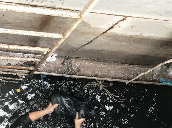 Nhiều 'dị vật khủng' dưới cống thoát nước ở rốn ngập Sài Gòn Công nhân vớt lượng lớn rác từ dưới cống lên.