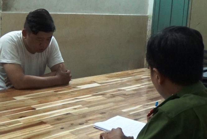 Tự ngã sau khi cướp giật, 2 đối tượng bị người dân 'tóm' gọn Giật túi xách xong Thành tăng ga tháo chạy nhưng ngã nên bị bắt.