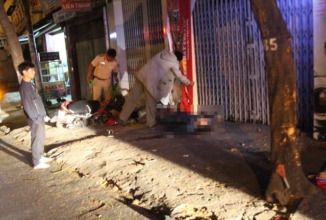 Xe máy tông vào gốc cây, 2 người thương vong Hiện trường tai nạn.