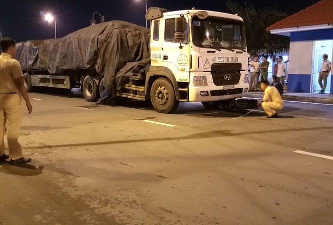 Bị chặn đầu khi chạy vào đường cấm, xe đầu kéo cuốn xe máy vào gầm Lực lượng chức năng xử lý vụ việc.