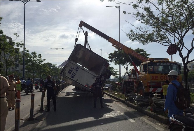 Cửa ngõ Sài Gòn tê liệt vì xe tải chở dừa lật ngang đường Hiện trường tai nạn.