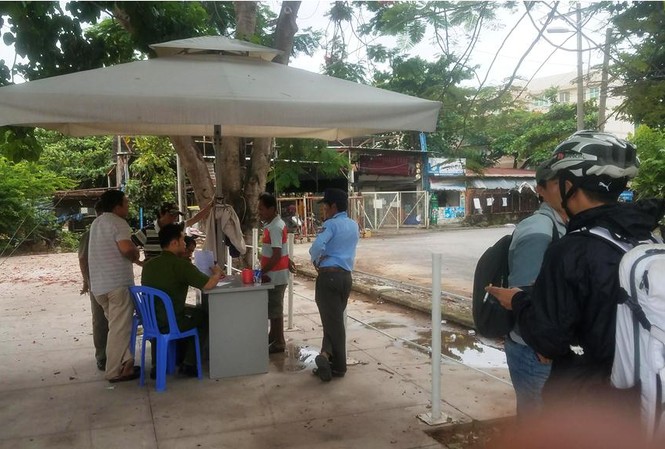 Hoảng hồn phát hiện xác người trôi gần trạm buýt sông Sài Gòn Lực lượng chức năng xử lý vụ việc.