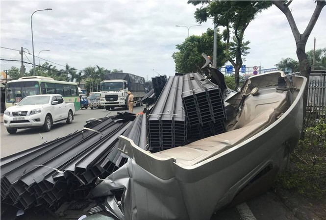 Xe container bay đầu sau cú phanh gấp, quốc lộ 1A kẹt xe kinh hoàng Hiện trường tai nạn.
