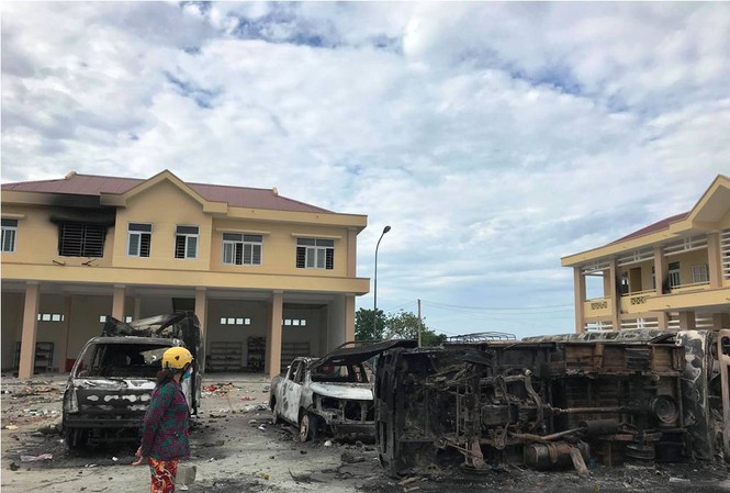 Nhiều người khai nhận tiền để gây rối ở Bình Thuận Nhiều xe ô tô trong trụ sở cảnh sát PCCC bị các đối tượng quá khích đốt ngày 11/6.
