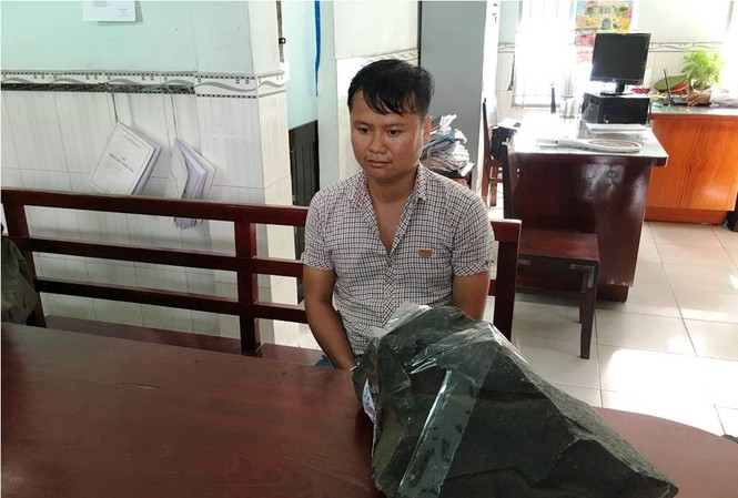 Nam công nhân bỏ việc đi gây rối, quẳng tảng đá 30kg vào công an Trụ và viên đá nặng 30kg dùng để tấn công cảnh sát cơ động.