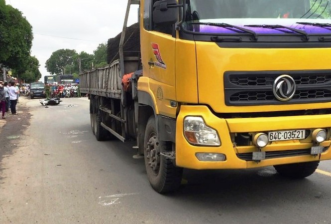 Thanh niên bị xe tải cán tử vong ở Sài Gòn, giao thông ùn tắc kéo dài Hiện trường tai nạn.