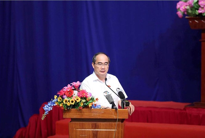 6 giờ lắng nghe tâm tư dân Thủ Thiêm của ông Nguyễn Thiện Nhân Bí thư Thành uỷ TPHCM Nguyễn Thiện Nhân tại buổi tiếp xúc cử tri ngày 20/6.