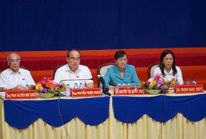 Dân Thủ Thiêm 'tố' bồi thường 18 triệu/m2, bán 350 triệu/m2 đất Đoàn đại biểu Quốc hội tiếp xúc cử tri quận 2.