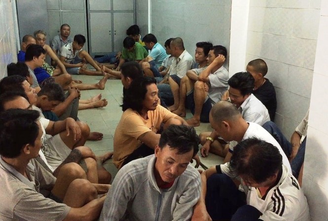 Cảnh sát 'đột kích' trường gà, hàng chục người tháo chạy Công an bắt giữ nhóm người tham gia đá gà ăn tiền.