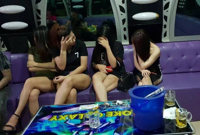 Cảnh sát đột kích quán bar, dân chơi Sài thành quăng ma tuý tháo chạy Nhiều tiếp viên nữ ăn mặc "thiếu vải" phục vụ dân chơi trong quán karaoke.