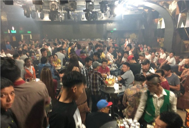 Đột kích quán bar phát hiện hơn trăm thanh niên phê ma túy Hàng trăm thanh niên bay lắc trong quán bar ở Sài Gòn.