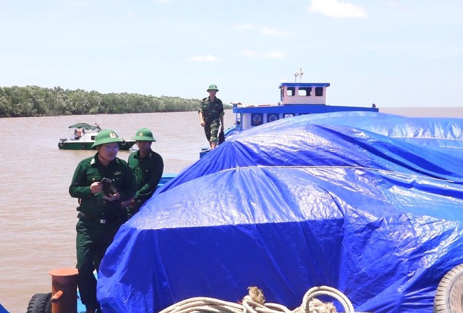 Phát hiện sà lan chở 500 tấn phân 'lậu' Chiếc sà lan chở đầy phân bón không rõ nguồn gốc.