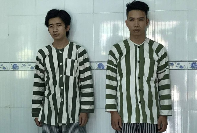Hỗn chiến chết người ở quán karaoke vì mang bia qua làm quen Chinh và Phi tại công an.