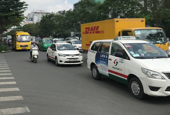 5 điểm đón taxi cố định tại trung tâm TPHCM Việc thí điểm 5 điểm đón taxi cố định nhằm chấn chỉnh việc đón trả khách không đúng nơi quy định.