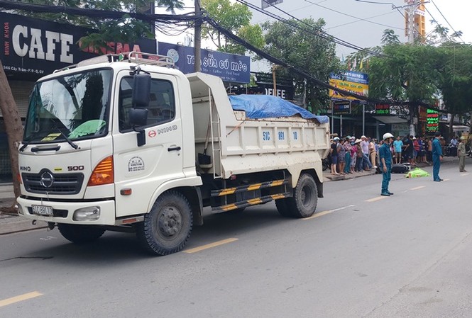 Người đàn ông chết thảm dưới bánh xe ben Hiện trường tai nạn.