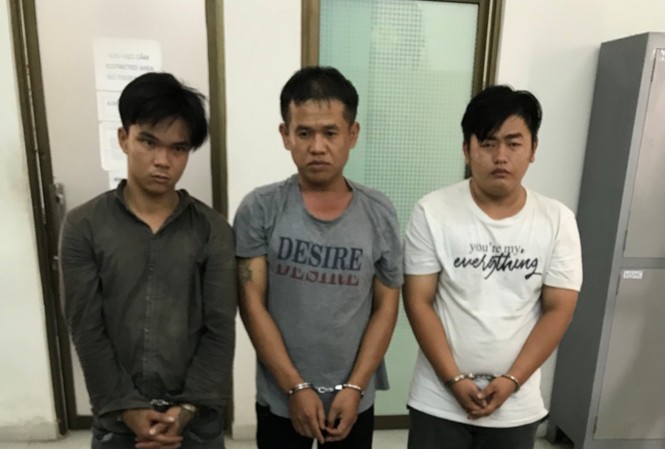 Giang hồ thủ súng, chạy xe phân khối lớn đi bán ma tuý Nam, Long và Khoa tại công an.