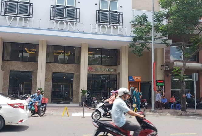 Người đàn ông ngoại quốc rơi từ khách sạn xuống đất tử vong Hiện trường vụ việc.