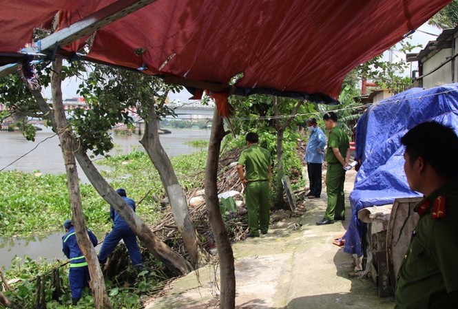 Phát hiện thi thể người đàn ông tóc bạc trôi trên sông Sài Gòn Lực lượng chức năng điều tra vụ việc.