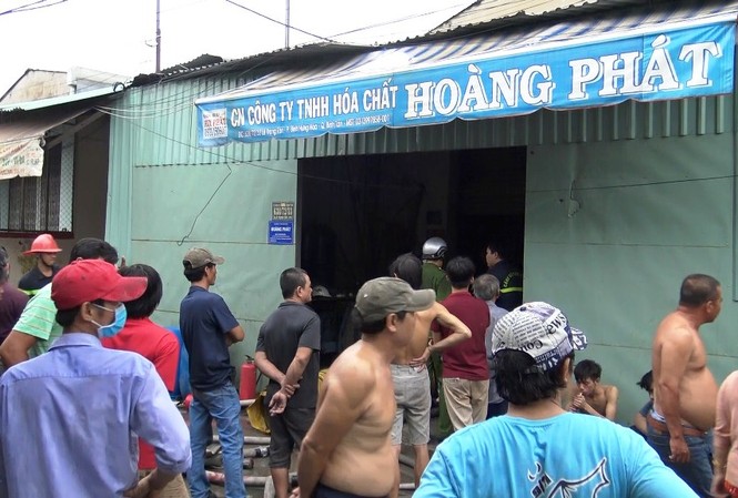 Nhà kho công ty hoá chất cháy nghi ngút, cả khu dân cư náo loạn Khu vực nhà kho bị cháy nằm sâu trong hẻm nhỏ.