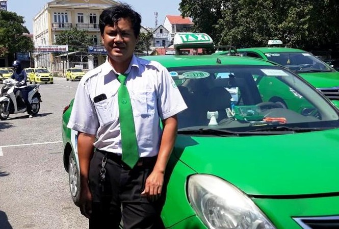 Khách chuyển dạ trên xe, tài xế dừng taxi bên đường đỡ đẻ Tài xế Quang, người đỡ đẻ trên taxi.