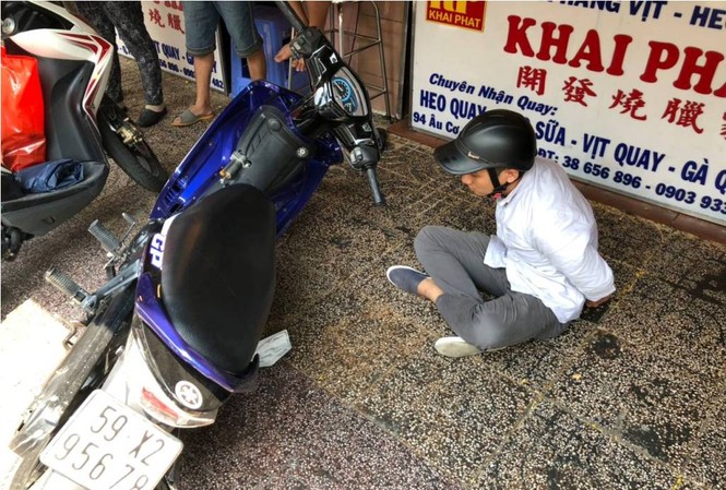 Cảnh sát hình sự nổ súng bắn kẻ cướp dùng bình xịt hơi cay Trinh sát truy đuổi qua nhiều tuyến đường mới đạp ngã được xe tên cướp.