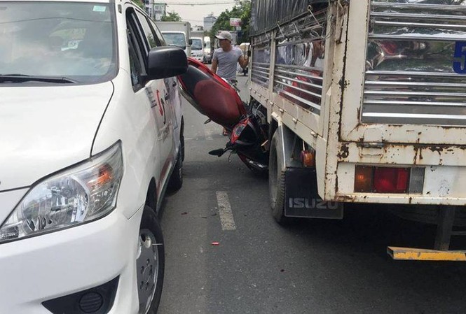 Lao xe máy vào giữa hai ô tô, 3 học sinh trọng thương Hiện trường tai nạn.