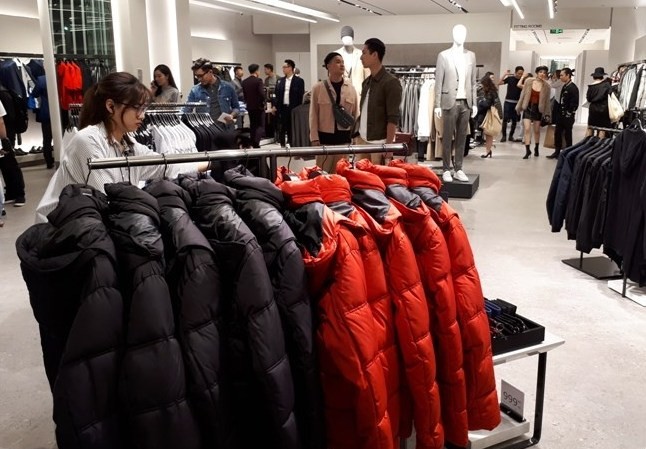 Nhãn hàng thời trang lớn 'đổ bộ', doanh nghiệp Việt có bị mất sân? Cửa hàng thời trang Zara khai trương tại Hà Nội.