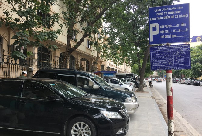 Hiểu nhầm chỉ đạo của thành phố, quận huyện 'đua nhau' lát vỉa hè? Vỉa hè mới lát đá trên phố Quang Trung (Hoàn Kiếm) trở thành bãi đỗ xe ô tô. Ảnh: Trường Phong