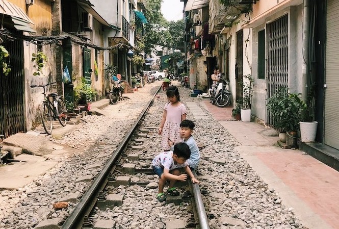 Một ngày ở 'xóm đường tàu' giữa lòng Hà Nội trẻ em vui đùa trên đường ray