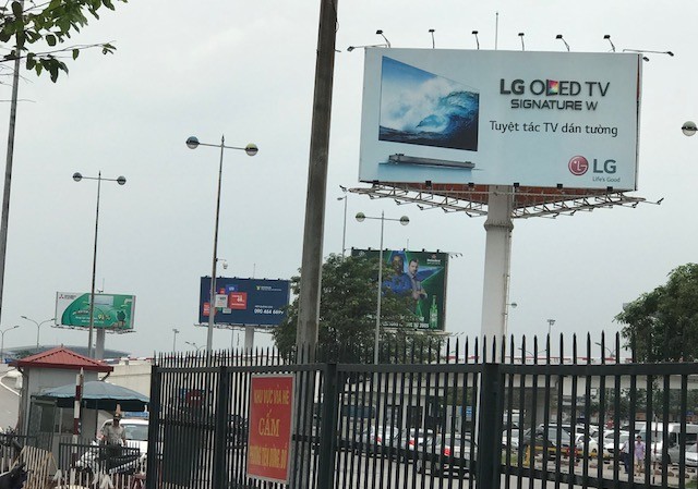 Hà Nội 'loạn' quảng cáo tấm lớn hàng trăm bảng quảng cáo tại cảng hàng không Nội Bài