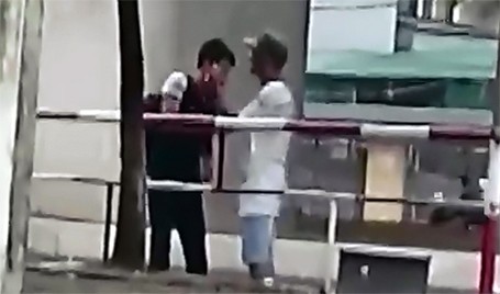 Lời khai đối tượng trấn lột tiền của sinh viên giữa ban ngày Hình ảnh Tuấn hành hung, trấn lột tiền của người đi đường cắt ra từ clip.