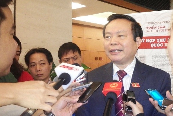 'Cùng là Thứ trưởng, người đi xe công, người đi xe ôm thì không đẹp' Chủ nhiệm Uỷ ban Tài chính Ngân sách Phùng Quốc Hiển trao đổi với PV bên lề kỳ họp sáng 11/11.